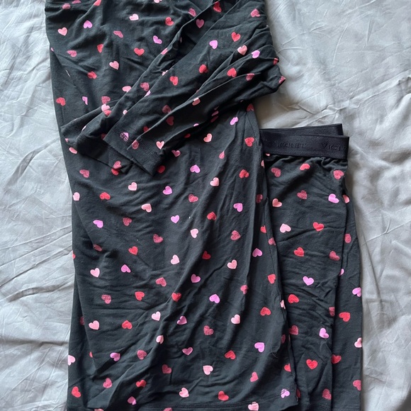 #116 Victoria’s Secret Black and Red Heart Print Oversized Pajama Set Size M - Picture 4 of 4